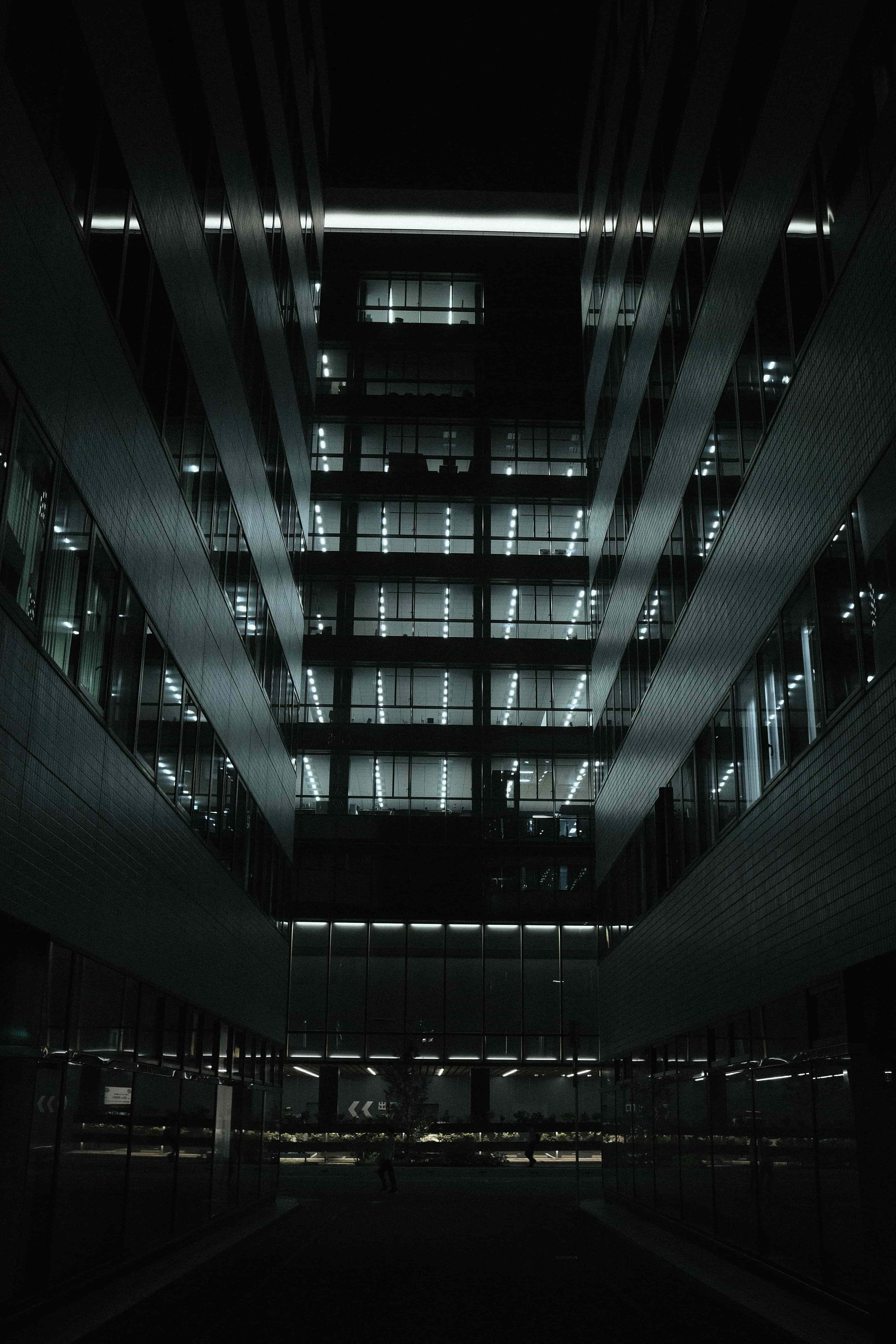 Modernes Bürogebäude bei Nacht